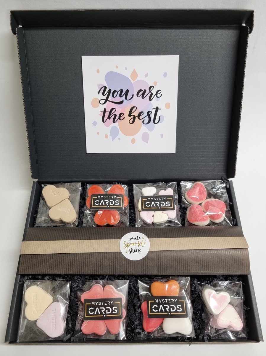 Valentijn Box met Mystery Card You are the Best met persoonlijke (video)boodschap | 8 soorten heerlijke hart snoepjes en een liefdevol kado